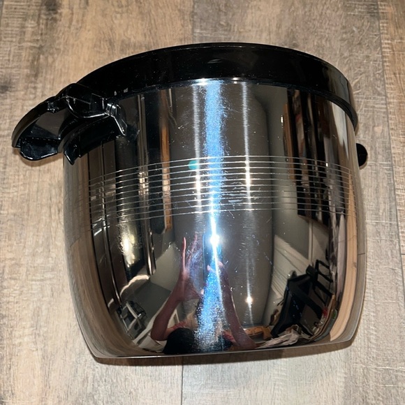Vintage United Metal Stripe Ice Bucket Chrome Finish with Aluminum Inner Bucket - Picture 3 of 8